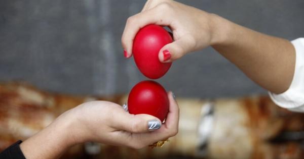 Πασχαλινά αυγά με μοναδικό εφέ – Το απλό trick με λάδι που κάνει τη διαφορά