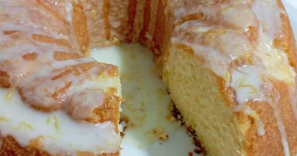 Αφράτο λεμονάτο κέικ με γιαούρτι και γλάσο λεμονιού