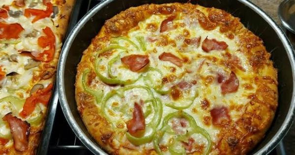 Σπιτική πίτσα στο ταψί που δεν έχει να ζηλέψει τίποτα από πιτσαρία – Αφράτη ζύμη και πλούσια γέμιση