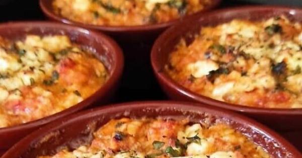 Μπουγιουρντί στα πήλινα με τυριά και πιπεριές – Η εύκολη συνταγή που λιώνει