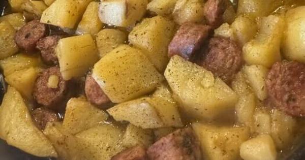 Πατάτες με λουκάνικα στο φούρνο – το πιο εύκολο φαγητό