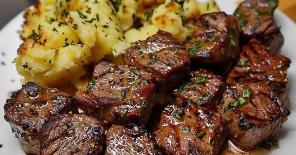 Μπουκιές μπριζόλας με βούτυρο σκόρδου και σπαστές πατάτες με τυρί – σκέτη απόλαυση