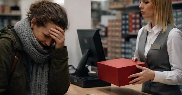 Στο κατάστημα υποδημάτων, η πωλήτρια άρπαξε από τα χέρια μιας μητέρας τα καινούργια παπούτσια για το παιδί της μόνο και μόνο επειδή της έλειπαν δύο δολάρια, και η φτωχή γυναίκα στεκόταν εκεί και έκλαιγε, αλλά μετά συνέβη κάτι που κανείς δεν περίμενε