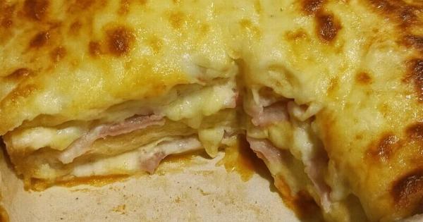 Η “Πίτα της Τεμπέλας” που θα λατρέψετε: Λιωμένα τυριά, ζουμερή σάλτσα και ψωμί του τοστ που γίνεται λουκούμι!