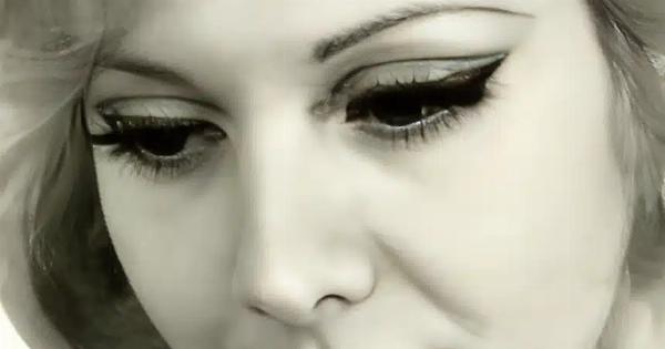 Η παρουσιάστρια θρύλος της ΕΡΤ: Η παρουσία της στην ΕΡΤ σφράγισε τις δεκαετίες ’70 και 80 – Ξεχώριζε για την ωραία άρθρωση και το αριστοκρατικό στιλ της.