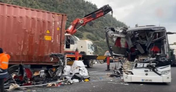 ΤΡΑΓΩΔΙΑ ΜΕ ΛΕΩΦΟΡΕΙΟ: ΕΧΟΥΜΕ ΕΠΤΑ ΝΕΚΡΟΥΣ