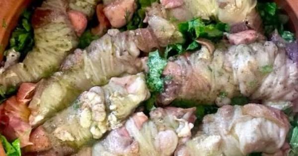 Γαρδούμπα στο πήλινο: Η παραδοσιακή συνταγή με μαρούλι και μυρωδικά