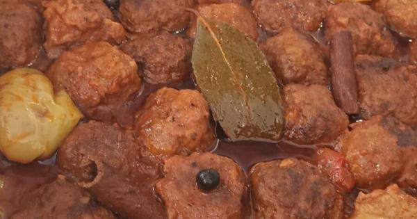 Κεφτεδάκια κοκκινιστά με σάλτσα – ζουμερά και μυρωδάτα