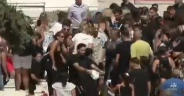 Κηδεία Γιώργου Μαζωνάκη: Σκαρφάλωσαν σε μνήματα στο Γ’ Νεκροταφείο για να βλέπουν και τα έσπασαν