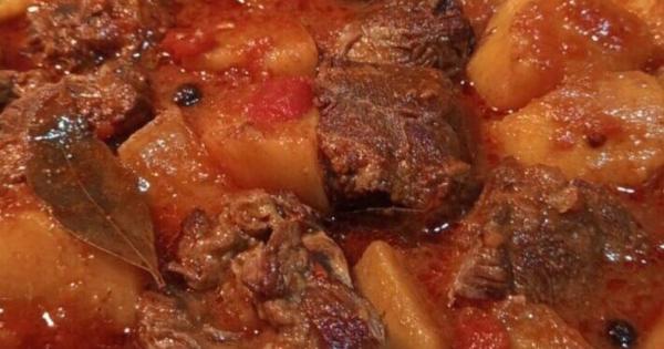 Μοσχάρι κοκκινιστό με πατάτες όπως της μαμάς