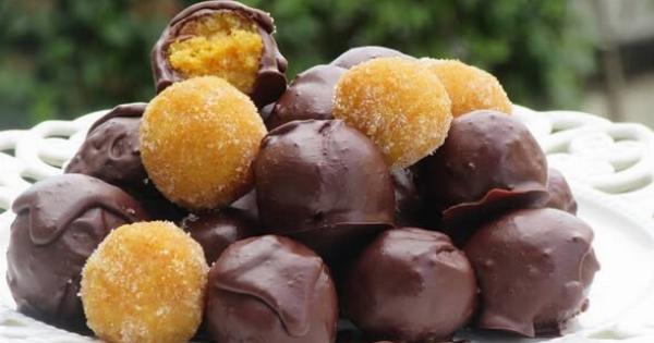 Με 2 σοκολάτες και πορτοκάλια… γίνεται αυτό το απίστευτο γλυκό