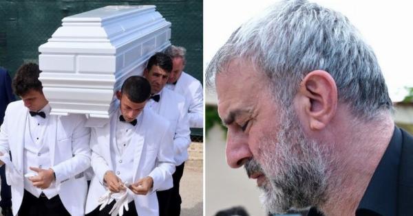 Κηδεία Μαστροκώστα: Έφτασε η σορός – Τραγικές φιγούρες ο Δέλλας και η μητέρα της (Φωτογραφίες)