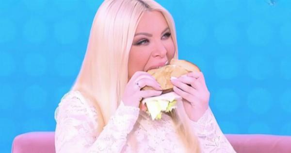 Κατερίνα Καινούργιου: Απαντά για το viral βίντεο με το σάντουιτς – «Δεν ντρέπεστε…»