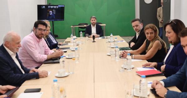 Ούτε Δούκας, ούτε Γερουλάνος: Το πρόσωπο – έκπληξη του ΠΑΣΟΚ που μπαίνει δυνατά στην αρχηγία