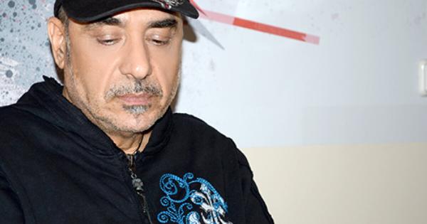 Ο Νότης Σφακιανάκης βρίσκεται σε Tεpάστιo ΣOK μετά τον θάvατo της γυναίκας του