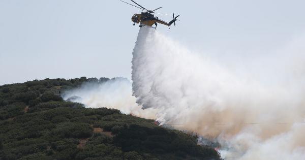 Θρίλερ φωτιάς: Ενισχύονται συνεχώς οι δυνάμεις της Πυροσβεστικής – Εκτός ελέγχου οι καπνοί, εστάλη 112