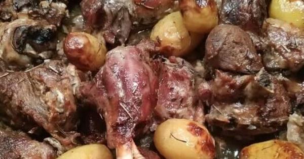 Αρνάκι με πατάτες στη λαδόκολλα: Ζουμερό και γεμάτο άρωμα