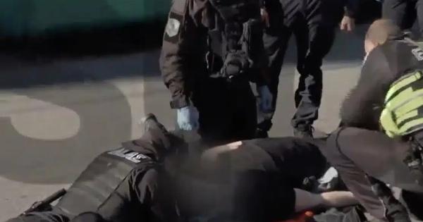 Πατησίων: Αστυνομικός «ξάπλωσε» πλάι σε τραυματία τροχαίου για να τον σώσει – Παραλίγο να τον χτυπήσει μπετονιέρα