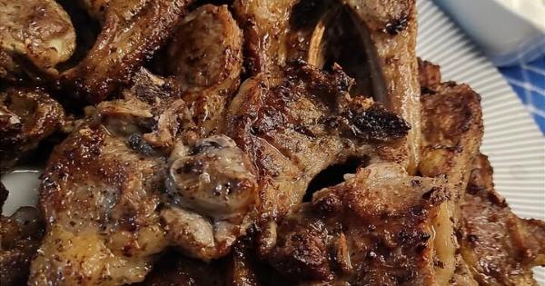 Παϊδάκια στο τηγάνι σαν να είναι στα κάρβουνα – Το απλό κόλπο που κάνει τη διαφορά