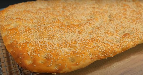 Ξέχνα το μίξερ! Λαγάνα αφράτη μόνο με ένα κουτάλι και 5 υλικά!