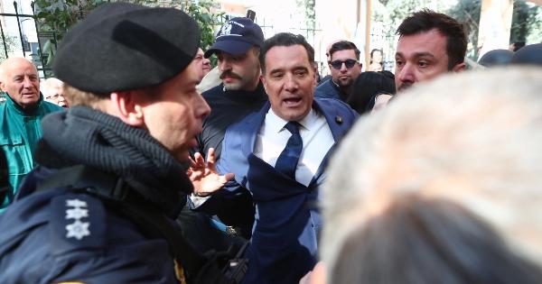 ΑΠΙΣΤΕΥΤΕΣ ΕΙΚΟΝΕΣ: ΕΡΓΑΖΟΜΕΝΟΙ ΠΗΓΑΝ «ΣΗΚΩΤΟ» ΤΟΝ ΑΔΩΝΙ ΓΕΩΡΓΙΑΔΗ ΣΤΟ ΚΡΑΤΙΚΟ ΝΙΚΑΙΑΣ