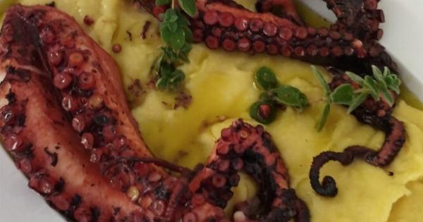 Χταπόδι στα κάρβουνα με κρεμώδη φάβα – Το απόλυτο νηστίσιμο πιάτο