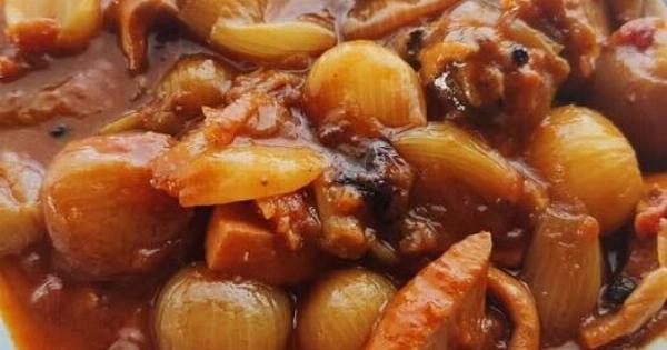 Σουπιές στιφάδο όπως της γιαγιάς – Το μυστικό που κάνει τη σάλτσα να “μελώνει” και να γλείφεις το πιάτο!