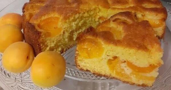 Το πιο αφράτο κέικ με βερίκοκα που θα φτιάξετε φέτος – Μοσχοβολά λεμόνι και βούτυρο