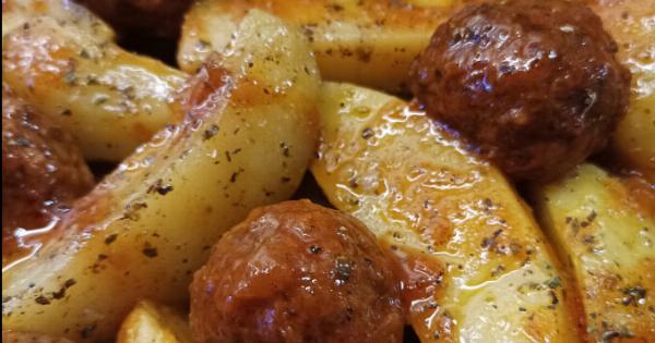 Κεφτεδάκια με πατάτες στον φούρνο – Το φαγητό που όλοι λατρεύουν και θυμίζει γιαγιά