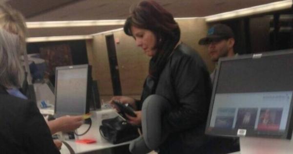 Η φωτογραφία αυτής της γυναίκας στα εισιτήρια του αεροδρομίου, σαρώνει στο διαδίκτυο. Ο λόγος; Προσέξτε την λίγο καλύτερα…