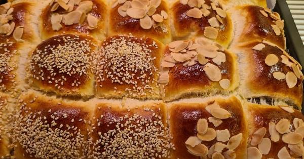 Τα ξανάφτιαξα και εξαφανίστηκαν: Τα πιο αφράτα γεμιστά τσουρεκάκια