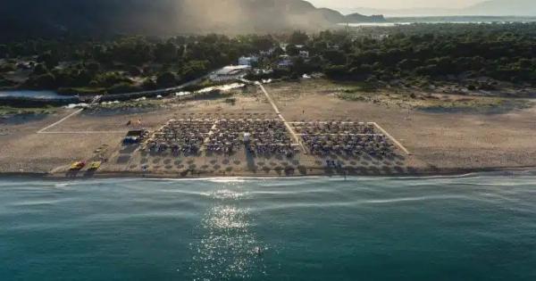 Όλο άμμος, φοβερό φαγητό, δίκλινο 50 Eupώ: Στο μέρος που έχεις όλη μέρα τη θάλασσα στα πόδια σου, θα κάνεις τις πιο Oικovoμικές διακοπές