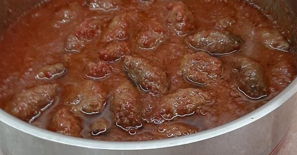 Αφράτα σουτζουκάκια σμυρνέικα με πλούσια σάλτσα ντομάτας