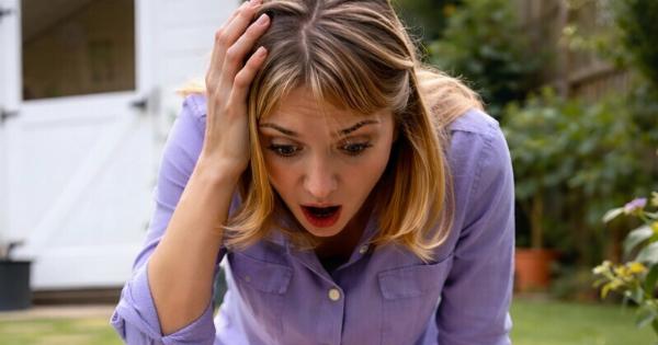 Πέντε χρόνια μετά τον θάνατο του συζύγου μου έσπασα κατά λάθος τη γλάστρα με το λουλούδι που μου είχε χαρίσει λίγο πριν πεθάνει: και αυτό που ανακάλυψα, θαμμένο βαθιά στο χώμα, με έκανε να ουρλιάξω από τρόμο