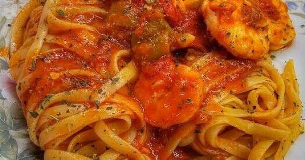 Γαριδομακαρονάδα σαν ταβέρνας με σάλτσα ντομάτας