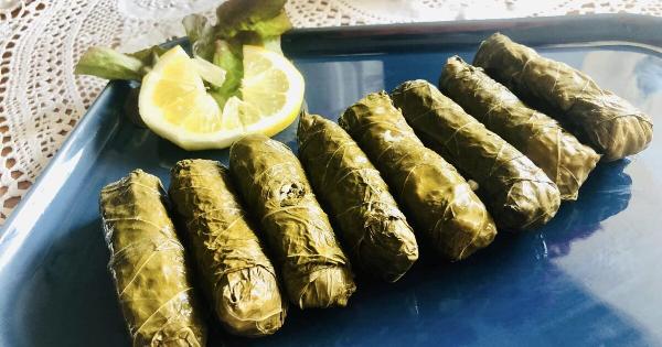 Σαρμαδάκια όπως παλιά: Η οικογενειακή συνταγή που περνά από μαμά σε κόρη