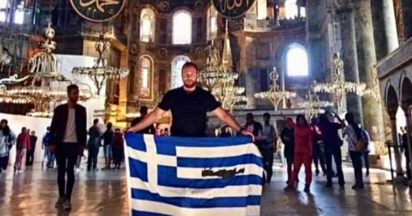 Σήκωσε την ελληνική σημαία μέσα στην Αγιά Σοφιά ανήμερα της 25ης Μαρτίου: Χαμός στα σχόλια από Τούρκους