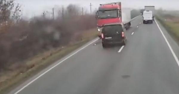 Τpαγωδία Ρουμανία: Μόλις το είπε ο οδηγός της νταλίκας που έπεσε πάνω το βαν