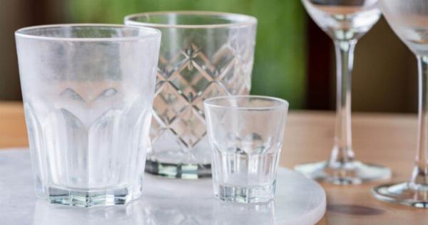 Το Μυστικό για Ποτήρια που Λάμπουν σαν Κρύσταλλο – Το Κόλπο που Έμαθα από τη Γιαγιά