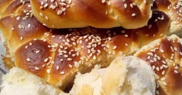 Τα νηστίσιμα τσουρεκάκια που έφτιαχνε η μαμά μου και μοσχοβολούσε το σπίτι – Ένα κόλπο και βγήκαν πιο αφράτα από ποτέ!