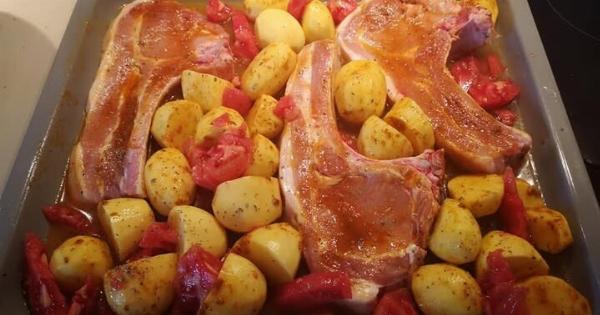 Μπριζόλες με πατάτες στο φούρνο – Η μαρινάδα που κάνει τη διαφορά