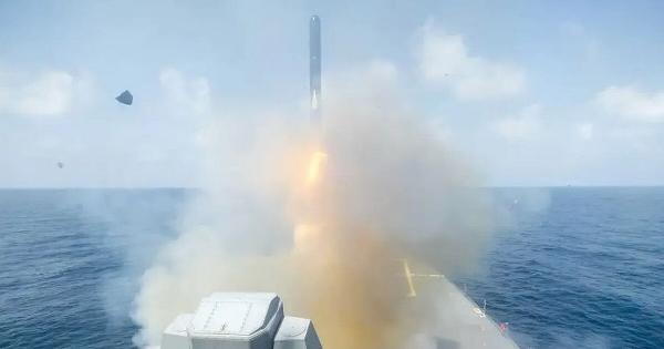 Πολεμικό θρίλερ: Βυθίστηκε φρεγάτα μετά από επίθεση υποβρυχίου, τουλάχιστον 101 αγνοούμενοι