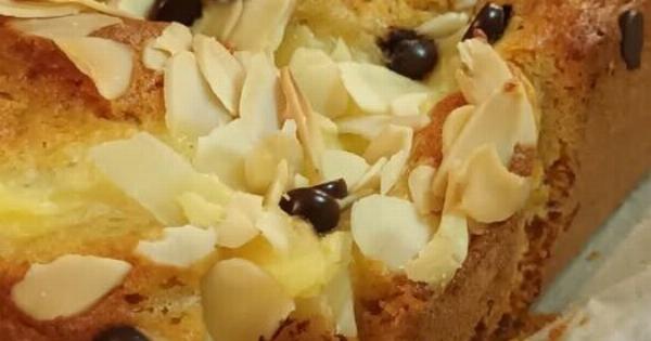 Κέικ με κρέμα βανίλιας, αμύγδαλα και σοκολάτα – Αφράτο και πεντανόστιμο