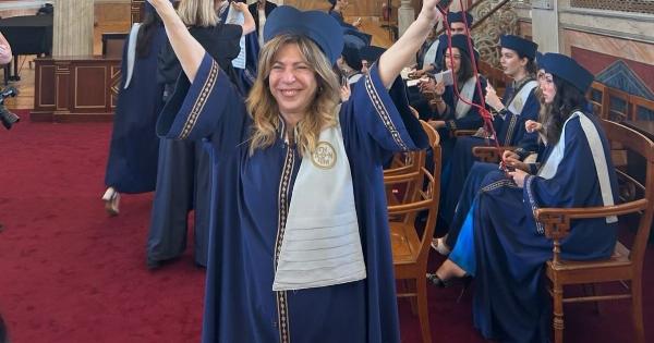 Δήμητρα Παπαδοπούλου: Πτυχιούχος στα 64 της – Το συγκινητικό μήνυμα: «Μπαμπά πήρα πτυχίο!»