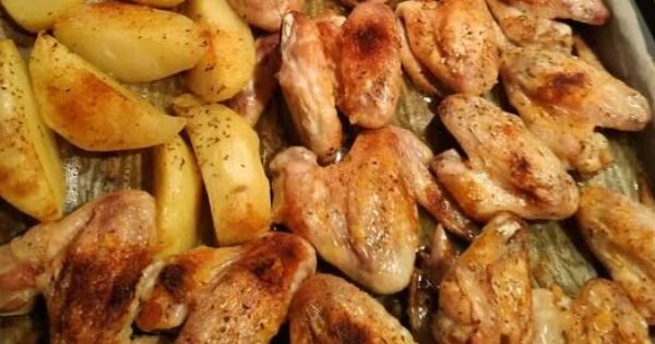 Φτερούγες με πατάτες στο φούρνο: Η εύκολη συνταγή με μυρωδικά και ελαιόλαδο