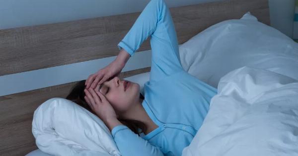 Γιατί ακούμε τους χτύπους της καρδιάς μας όταν ξαπλώνουμε; Είναι φυσιολογικό; Πότε ο ήχος πρέπει να μας ανησυχήσει;