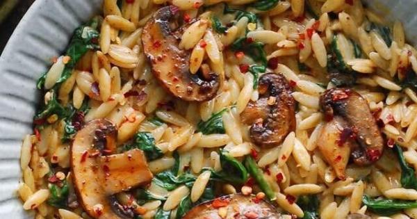 Κρεμώδες κριθαράκι με μανιτάρια και σπανάκι – Έτοιμο σε 30 λεπτά