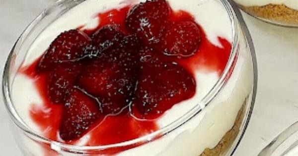 Ατομικά γλυκάκια ψυγείου τύπου cheesecake με φράουλες