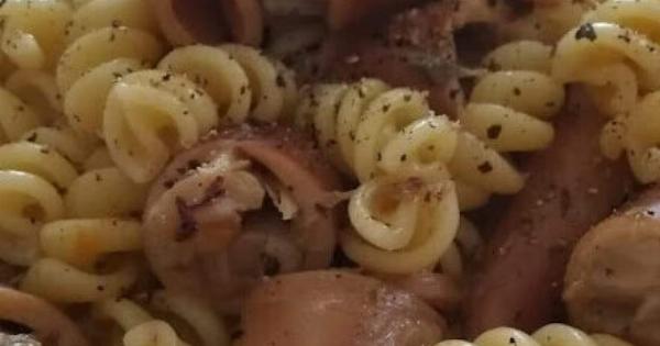 Το πιο εύκολο φαγητό κατσαρόλας: Καλαμαράκια με ζυμαρικά και σάλτσα που χυλώνουν τέλεια!