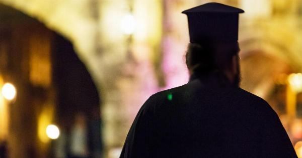 Ελλάδα: Μαθεύτηκε τώρα! Ιερέας συνελήφθη λίγο πριν το «Χριστός Ανέστη», γιατί η παπαδιά…